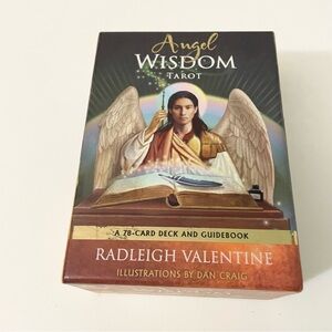 Angel Wisdom Tarot: A 78-Card Deck and Guidebook Radleigh Valentine